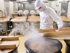 料理している写真