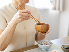 食事している写真