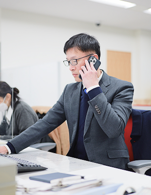 営業部門で働く男性の写真