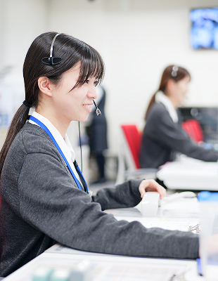 事務部門で働く女性の写真