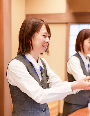 店舗部門で働く女性の写真