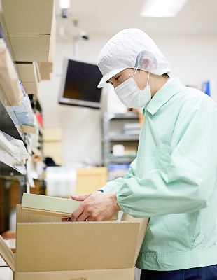 配送部門で働く男性の写真