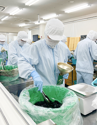 製造部門で働く男性の写真