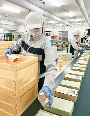 製造部門で働く男性の写真